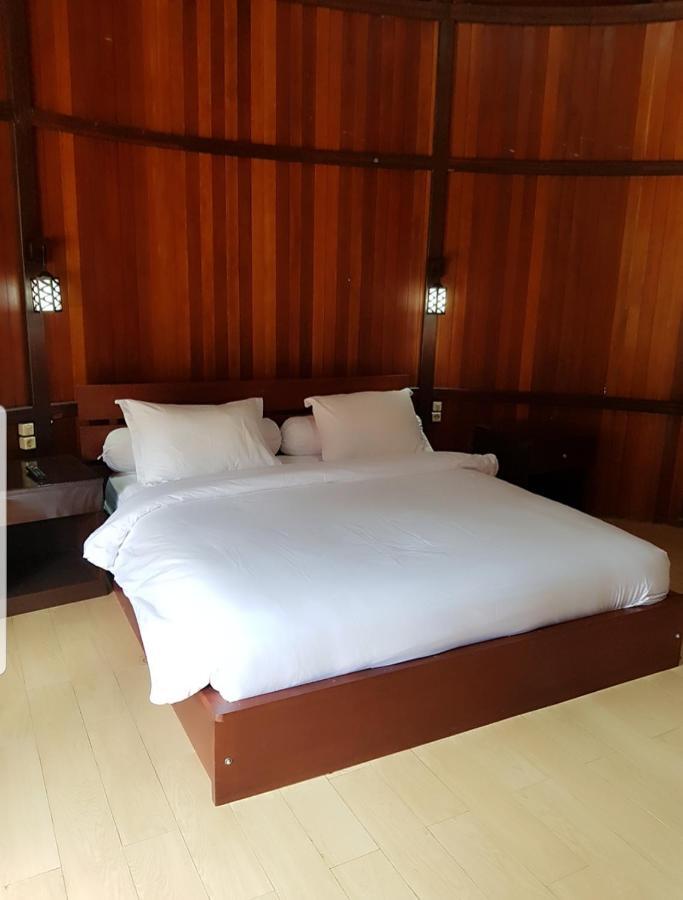 Korpak Villa & Resort Raja Ampat Saonek Extérieur photo